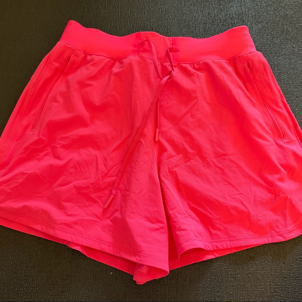 License to train high-rise short 4”. Color: lip gloss